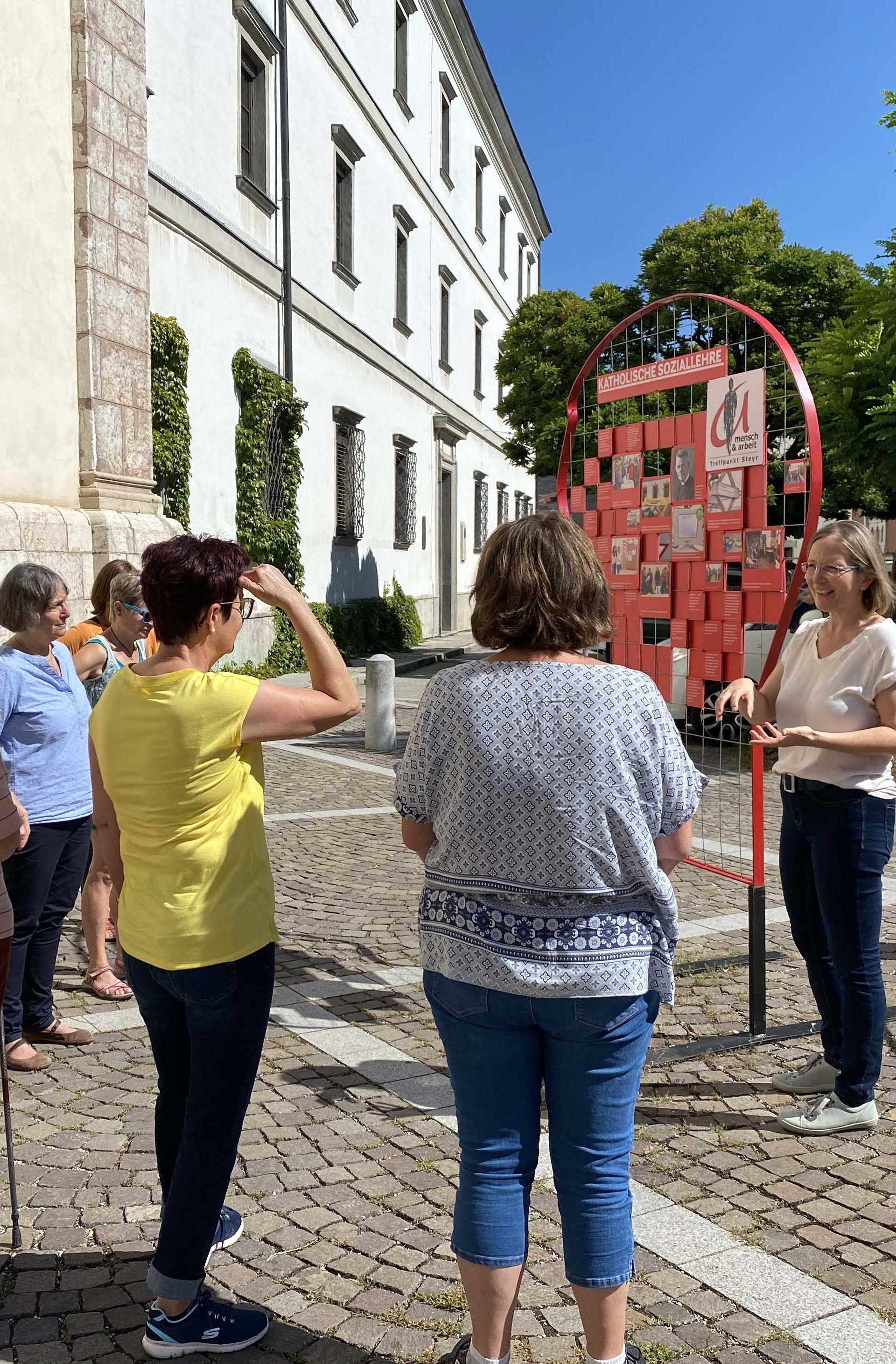 Besucherinnen der Ausstellung vom Treffpunkt mensch & arbeit in Steyr / mensch & arbeit Besucherinnen der Ausstellung vom Treffpunkt mensch & arbeit in Steyr