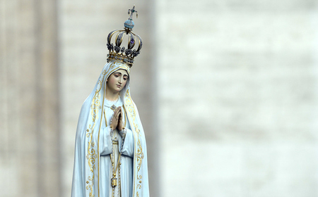 Die Originalstatue der Madonna von Fatima während eines Rosenkranzgebets mit Papst Franziskus am 12. Oktober 2013 auf dem Petersplatz.