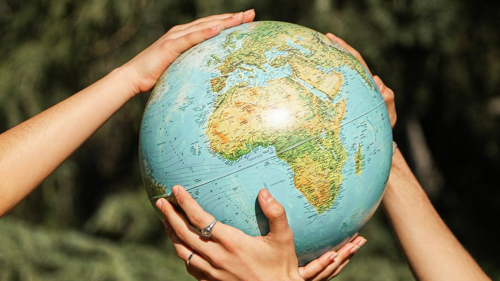 Globus mit Händen / pexels.com / Cop of Couple Religionen: Schöpfungsverantwortung ist gemeinsames Anliegen aller
