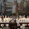 Nazareth Verkündigungskirche Priester hinter Jerusalemer Kreuz