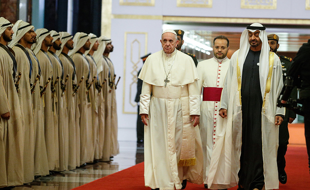 Papst Franziskus und Muhammad bin Zayed Al Nahyan / Copyright 2019, KNA (www.kna.de). Alle Rechte vorbehalten, Paul Haring Papst Franziskus und Muhammad bin Zayed Al Nahyan, Kronprinz der Vereinigten Arabischen Emirate, bei der Ankunft des Papstes in Abu Dhabi am 3. Februar 2019.