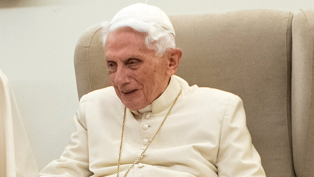 Papst Franziskus und der emeritierte Papst Benedikt XVI. / Copyright 2018, KNA GmbH, www.kna.de, All Rights Reserved, Vatican Media Papst Franziskus und der emeritierte Papst Benedikt XVI. (r.) am 21. Dezember 2018 im Vatikan.