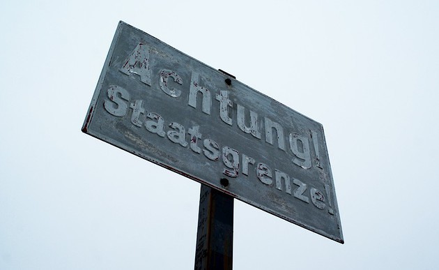 Schild 'Achtung, Staatsgrenze' / Flickr Creative Commons/Michael Pollack