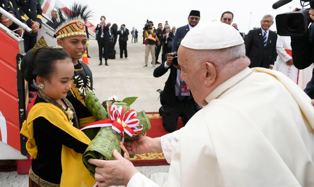 Kinder in indonesischer Landestracht begrüßen Papst Franziskus am Flughafen Jakarta / Vatican Media Kinder in indonesischer Landestracht begrüßen Papst Franziskus am Flughafen Jakarta