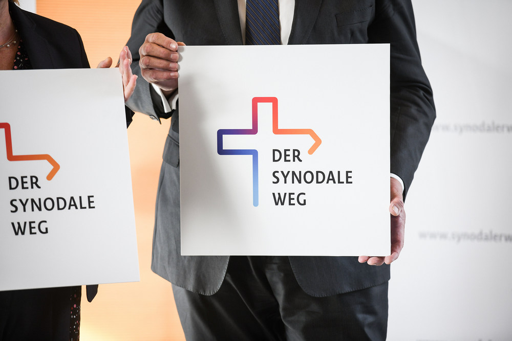 Vorstellung des Logos zum Synodalen Weg / Copyright 2019, KNA GmbH, www.kna.de, All Rights Reserved, Julia Steinbrecht Hände halten ein Schild mit dem Logo zum geplanten Dialog zur Zukunft der katholischen Kirche in Deutschland am 8. November 2019 in Bonn.