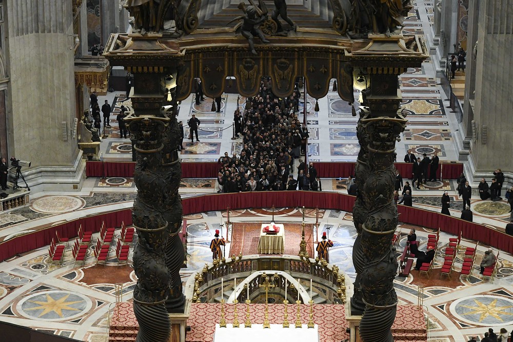 Aufgebahrter emeritierter Papst Benedikt XVI. im Petersdom / Vatican Media