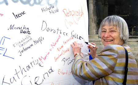 Dorothee S?lle / Protestaktion des ?sterr. Frauenforums 'Feministische Theologie' sowie der Frauensynode gegen die politische Situation in ?sterreich. Protest-Unterschrifts-Wand. Wien, Stephansplatz, 28.4.2000Franz Josef Rupprecht, A-7123 M?nchhof, 